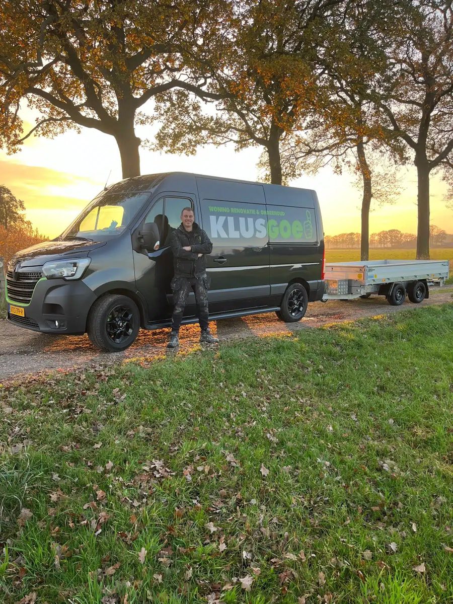 Arjan Slingerland bij zijn Klusgoed-bus